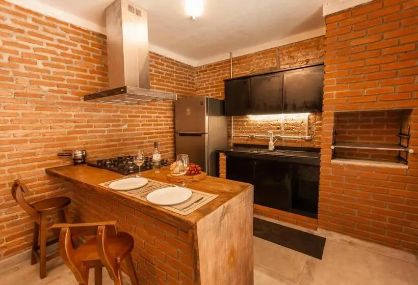 Suite with Pool, Roteiros Adorai