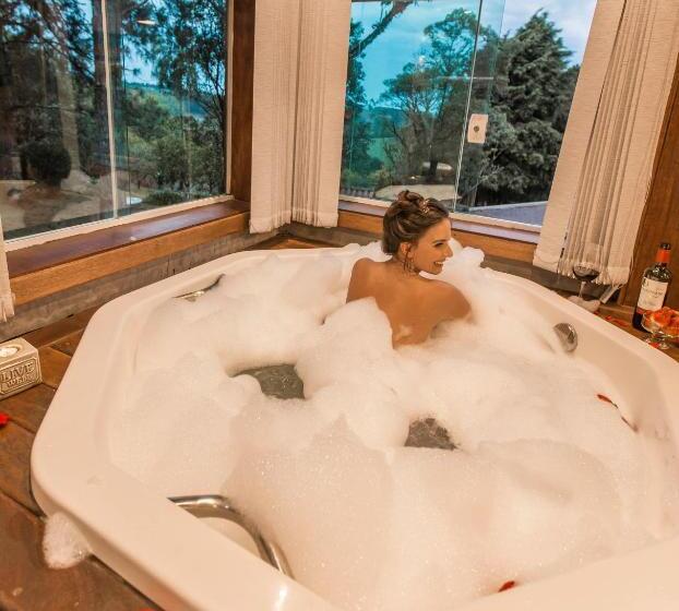 带按摩浴盆的套房, Roteiros Adorai