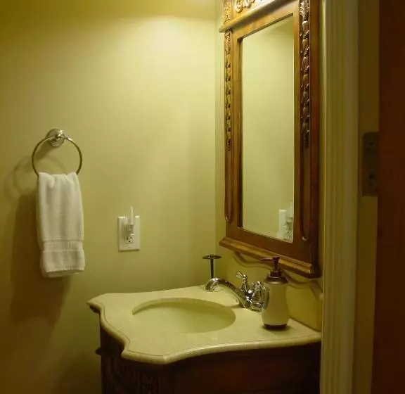 クイーンサイズベッドのスタンダードルーム, Brookside Mountain Mist Inn B&b
