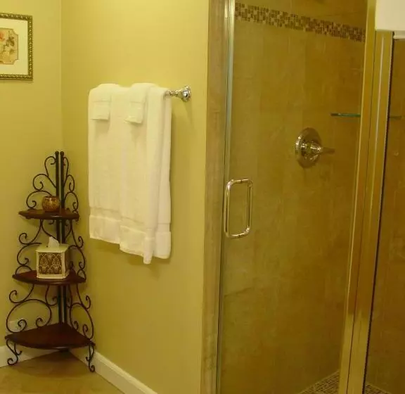 キングサイズベッドのデラックススイート, Brookside Mountain Mist Inn B&b