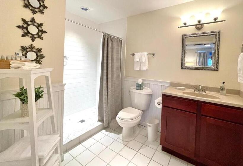 キングサイズベッドのスイートルーム, Inn On Main