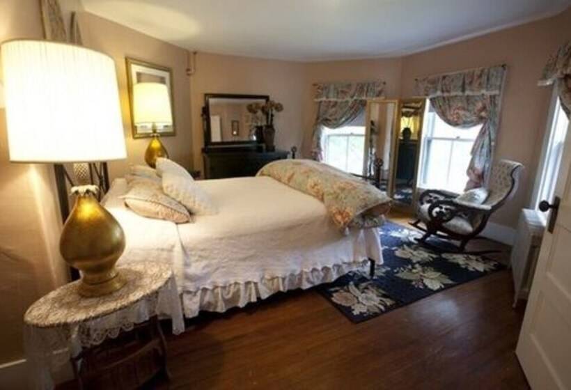 غرفة قياسية ثلاثية, The Monadnock Inn