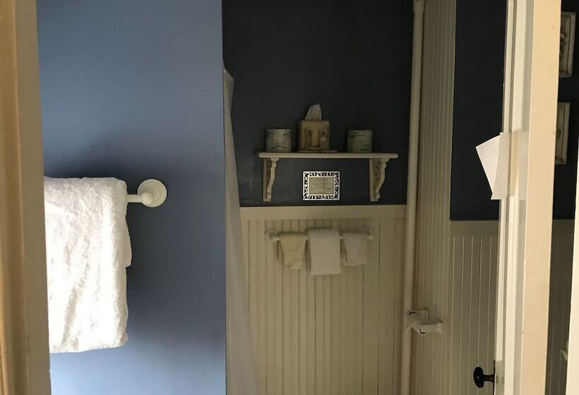 غرفة قياسية, The Monadnock Inn