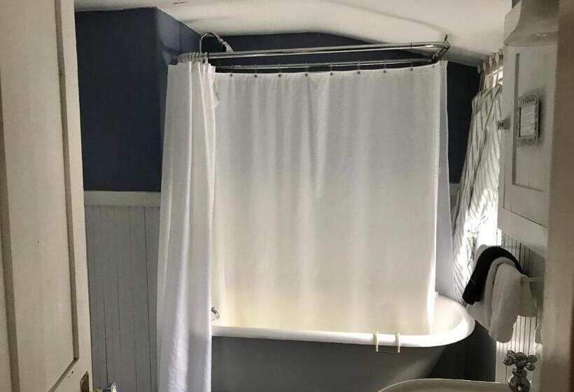 غرفة قياسية ثلاثية, The Monadnock Inn