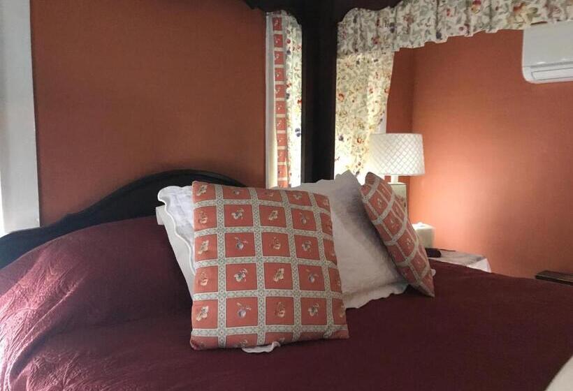 标准三人间, The Monadnock Inn