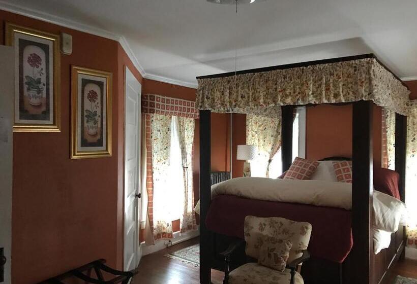 غرفة قياسية ثلاثية, The Monadnock Inn