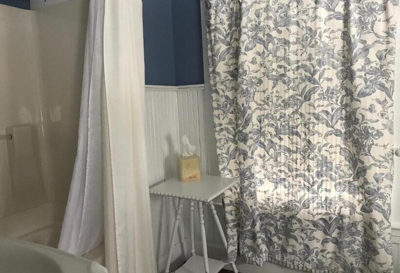 غرفة قياسية ثلاثية, The Monadnock Inn