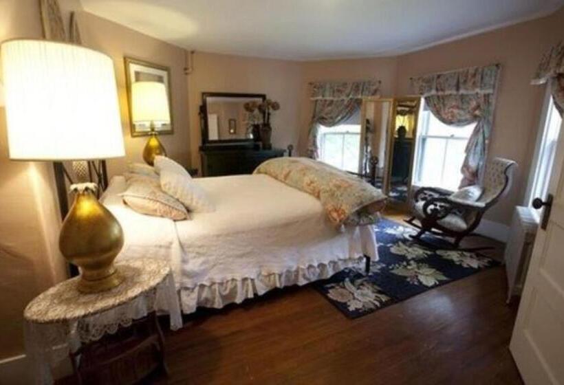 غرفة قياسية ثلاثية, The Monadnock Inn