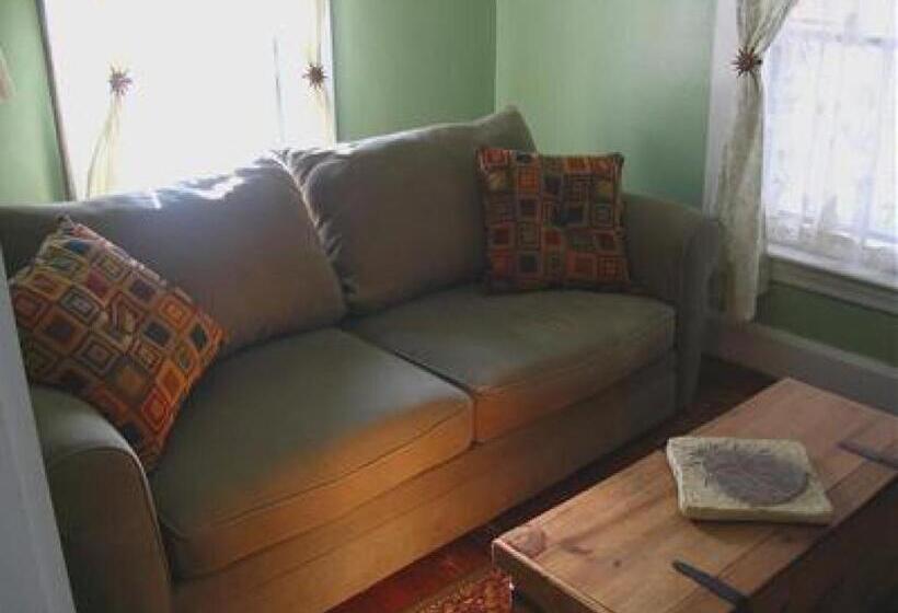 غرفة قياسية رباعية, The Monadnock Inn