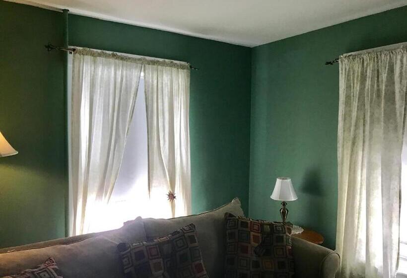 四人标准间, The Monadnock Inn