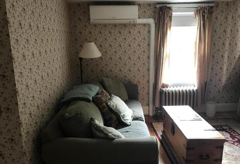 شقة غرفة واحدة, The Monadnock Inn