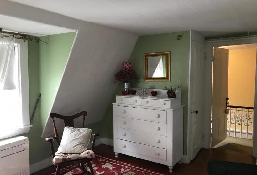 غرفة قياسية ثلاثية, The Monadnock Inn