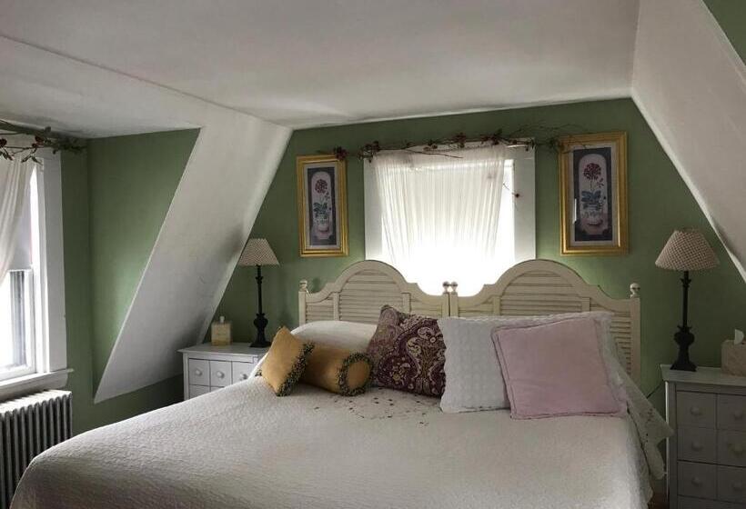 标准三人间, The Monadnock Inn