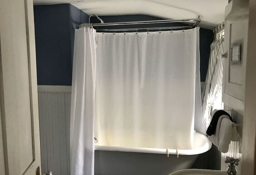 غرفة قياسية ثلاثية, The Monadnock Inn