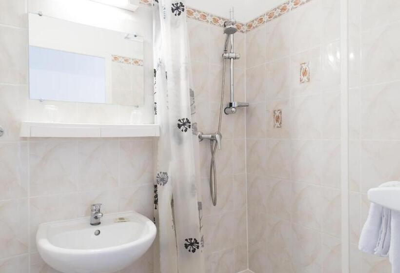 スタンダード4人部屋, Logis Hôtel Central