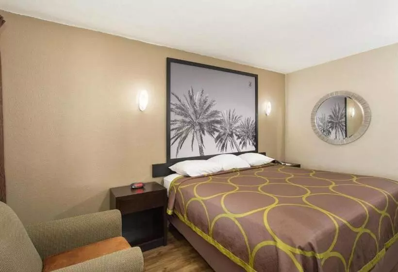 身障者適用キングサイズベッドルーム, Super 8 By Wyndham Pensacola Nas Area