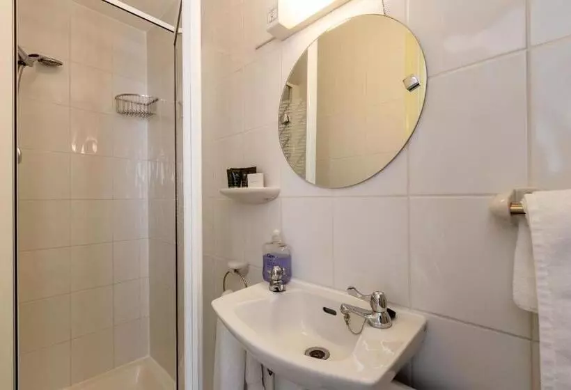 Habitació Basic, Hubert House