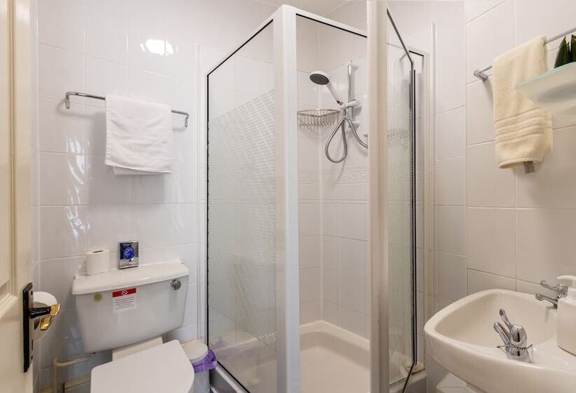 Четырехместный Номер Классик, Hubert House