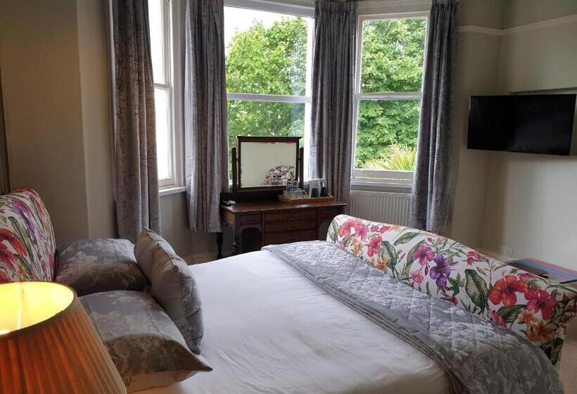 디럭스 룸 킹사이즈 침대, The Brandize Guest House