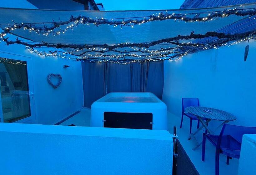 带大床的套房, Les Suites Love 3 Spa Vue Mer Piscine