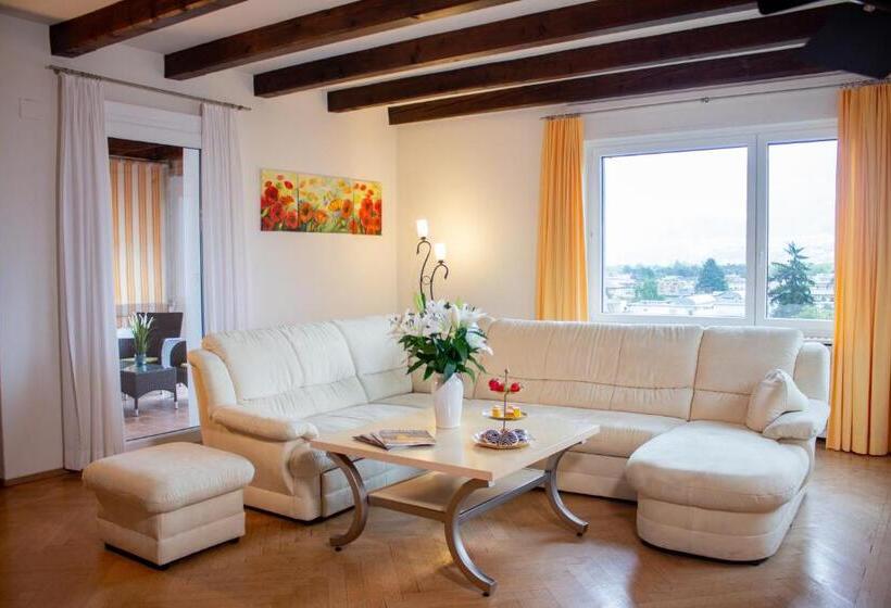 Suite with lake view, Suite Stays By Hotel La Perla