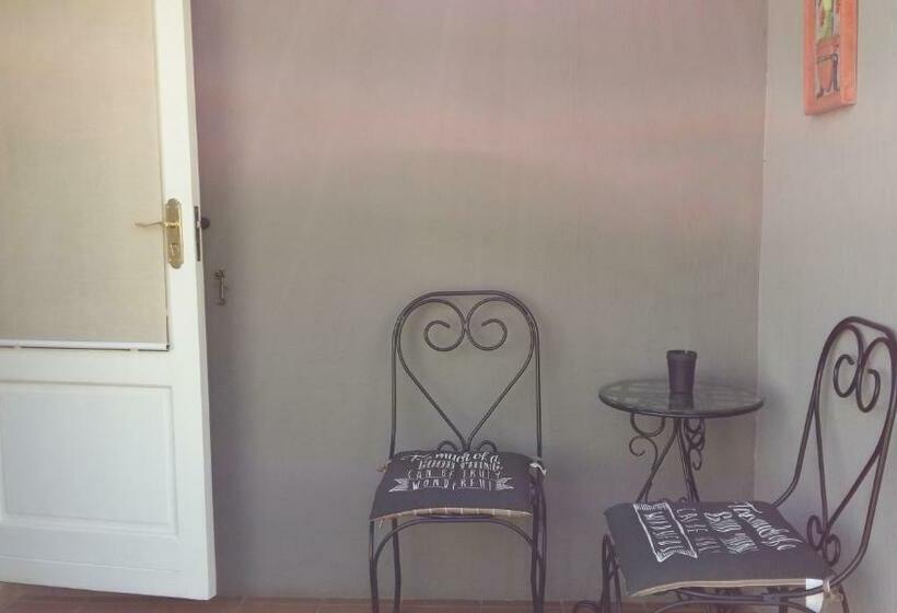 スタンダードルーム, Liza's Cottage Guesthouse
