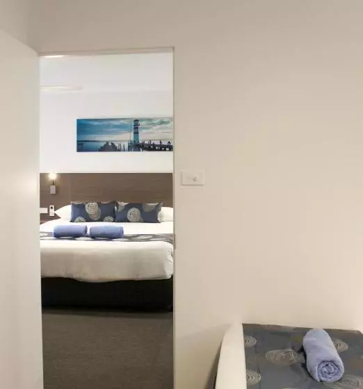 Perhehuone, Aston Motel Yamba