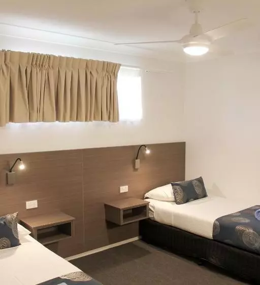 Perhehuone, Aston Motel Yamba