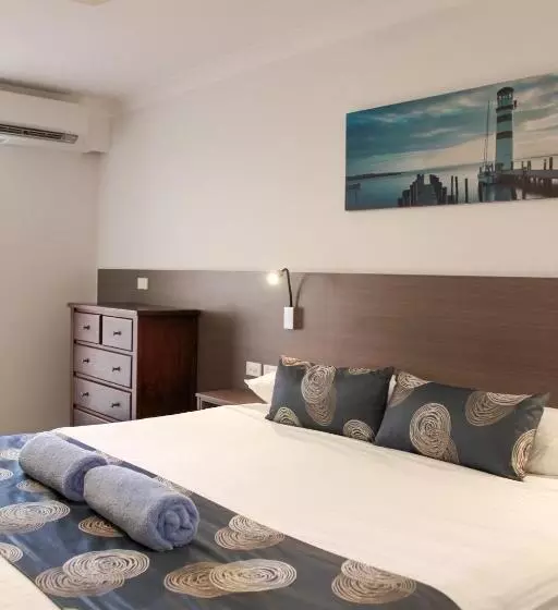 Perhehuone, Aston Motel Yamba