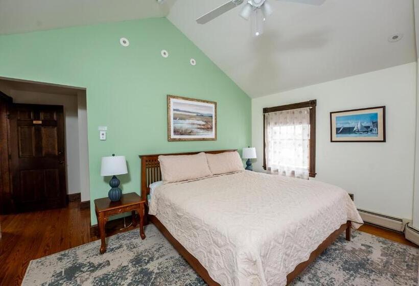 キングサイズベッドのデラックスルーム, The Inn At The Oaks