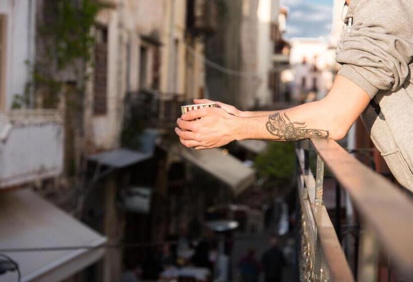 جناح بغرفتي نوم, Elia Daliani