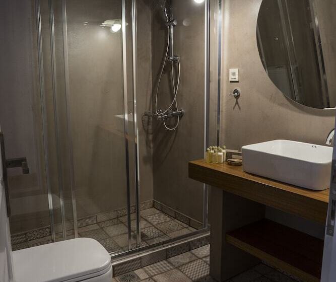 جناح بغرفتي نوم, Elia Daliani