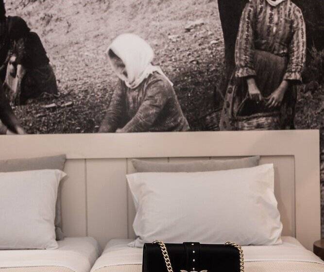 جناح بغرفتي نوم, Elia Daliani