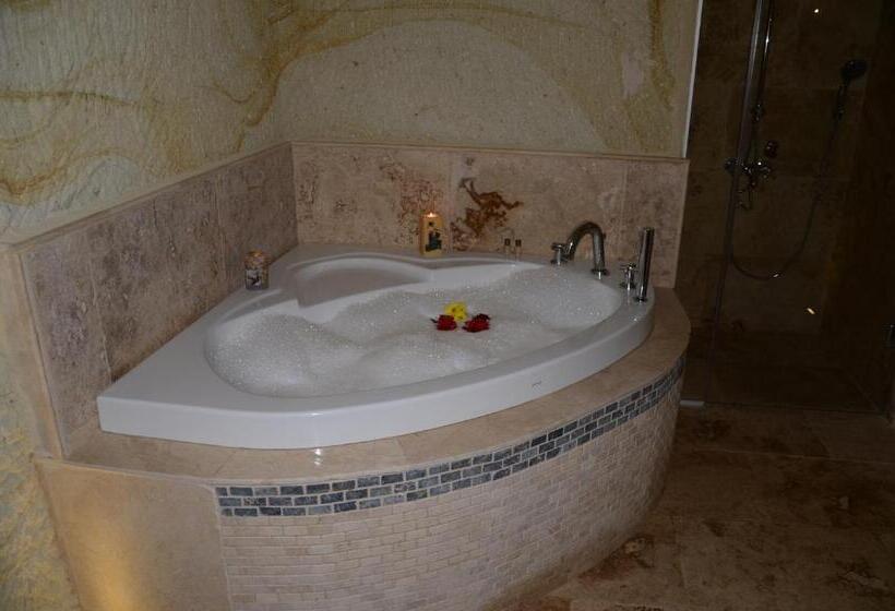 Camera Deluxe, Golden Cave Suites
