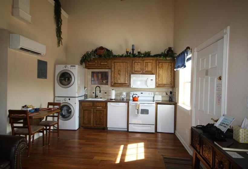 מיטת קינג בסוויטה, Woodrow House Bed & Breakfast