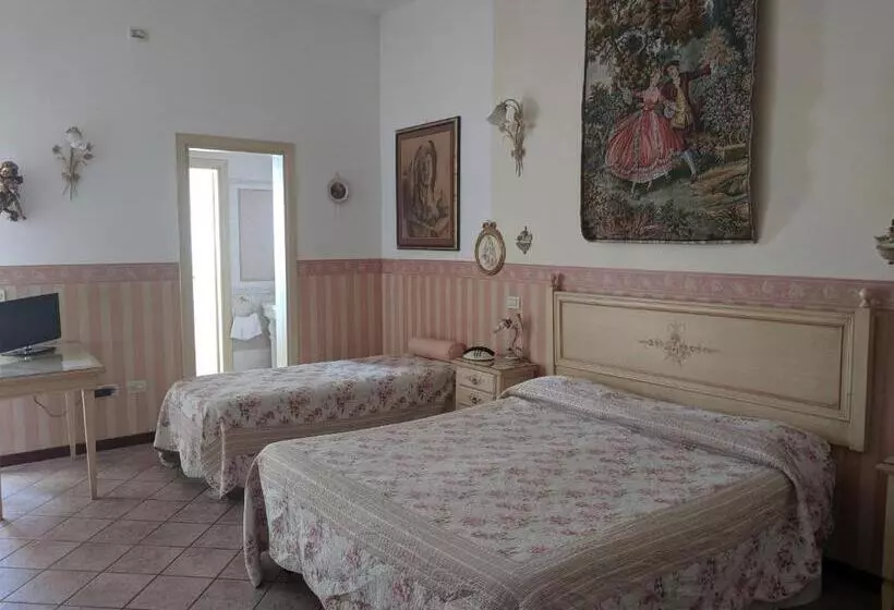 Economy Triple Room, D'elite Room & Breakfast