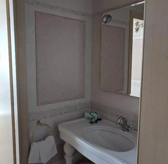 Economy Triple Room, D'elite Room & Breakfast