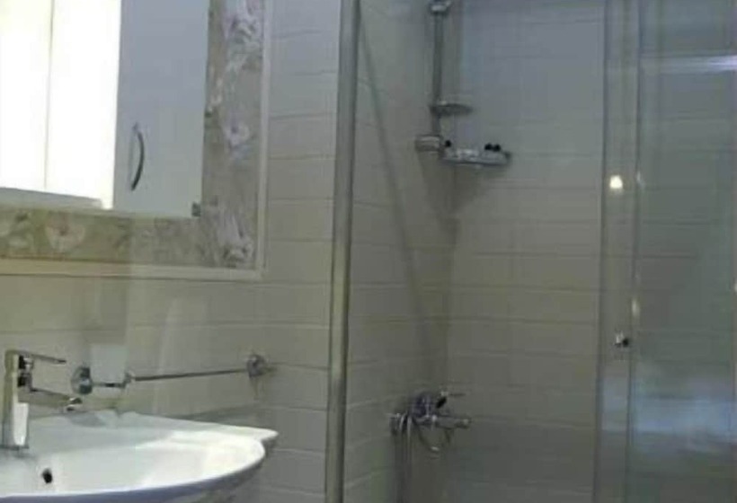 اتاق لوکس سه تخته, Djem