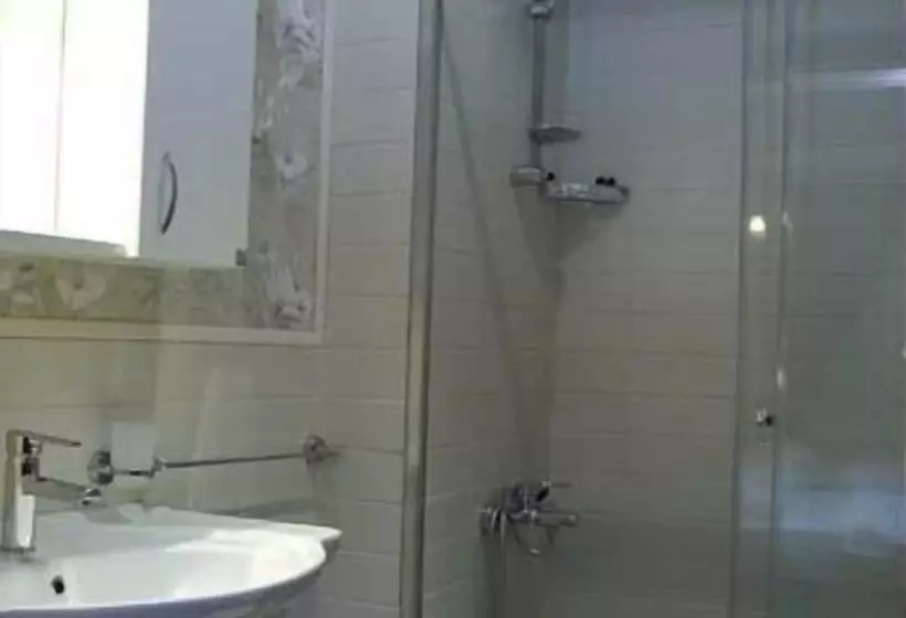 اتاق لوکس سه تخته, Djem