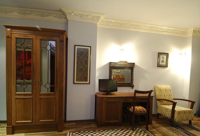 اتاق لوکس سه تخته, Djem