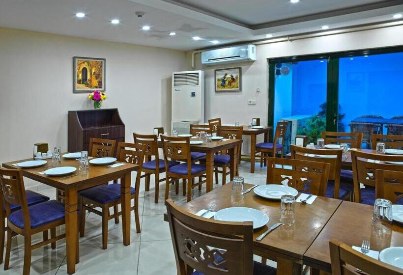 اتاق استاندارد سه نفره, Monarch Hotel Istanbul