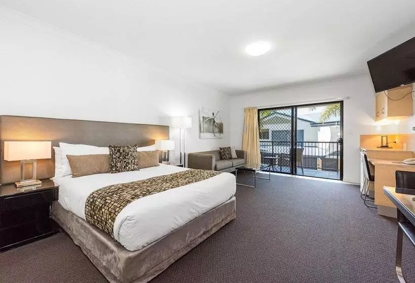اتاق لوکس با چشم‌انداز استخر, Coral Cay Resort