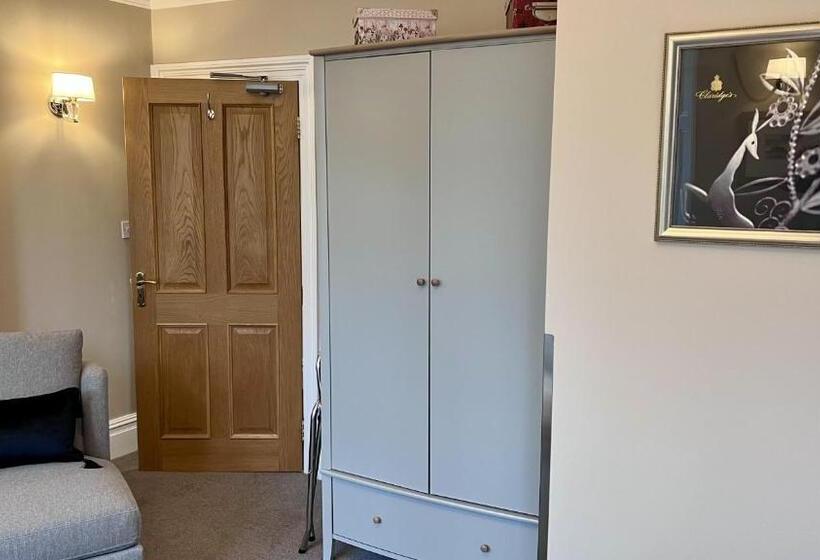 اتاق لوکس با تخت بزرگ, Tate House