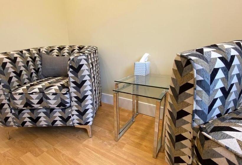 اتاق لوکس با بالکن, Tate House