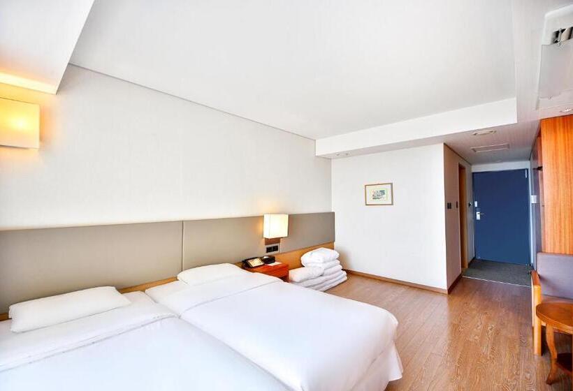 غرفة قياسية مطلّة علي البحر, Bareve