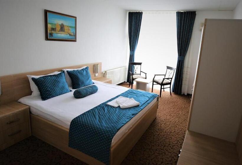 اتاق استاندارد با بالکن, Pejton