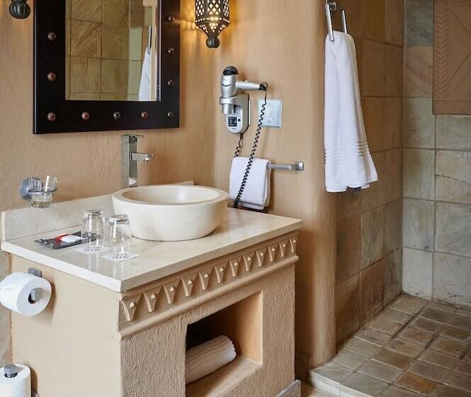 주니어 스위트, Royal Elephant Hotel & Conference Centre