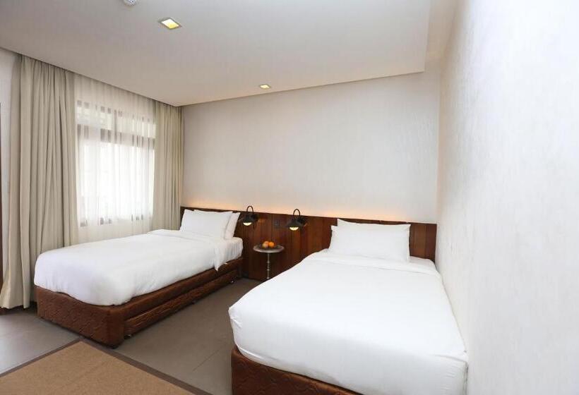 اتاق کلاب, The Funny Lion   Coron