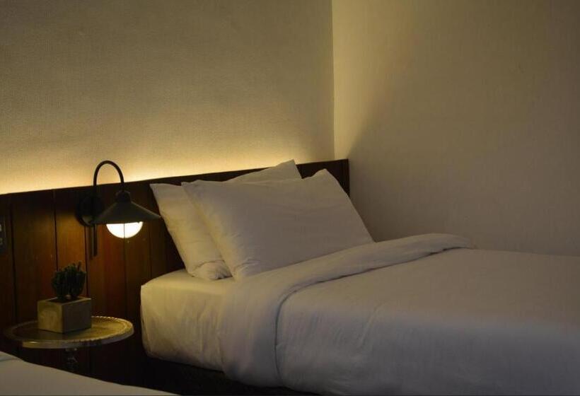 اتاق کلاب, The Funny Lion   Coron