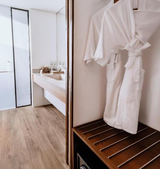 اتاق استاندارد, The Funny Lion   Coron